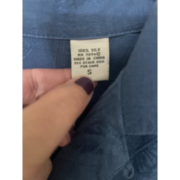 Vintage Blue Silk Camp Shirt Short Sleeve Embossed Floral Pattern Beachy Vacati - Picture 6 of 9